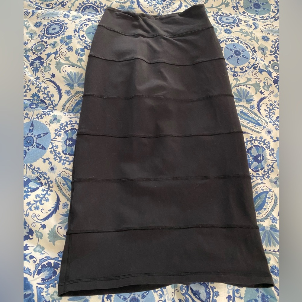 Lululemon Black Yoga Over Skirt Lion High Waist. Size 4